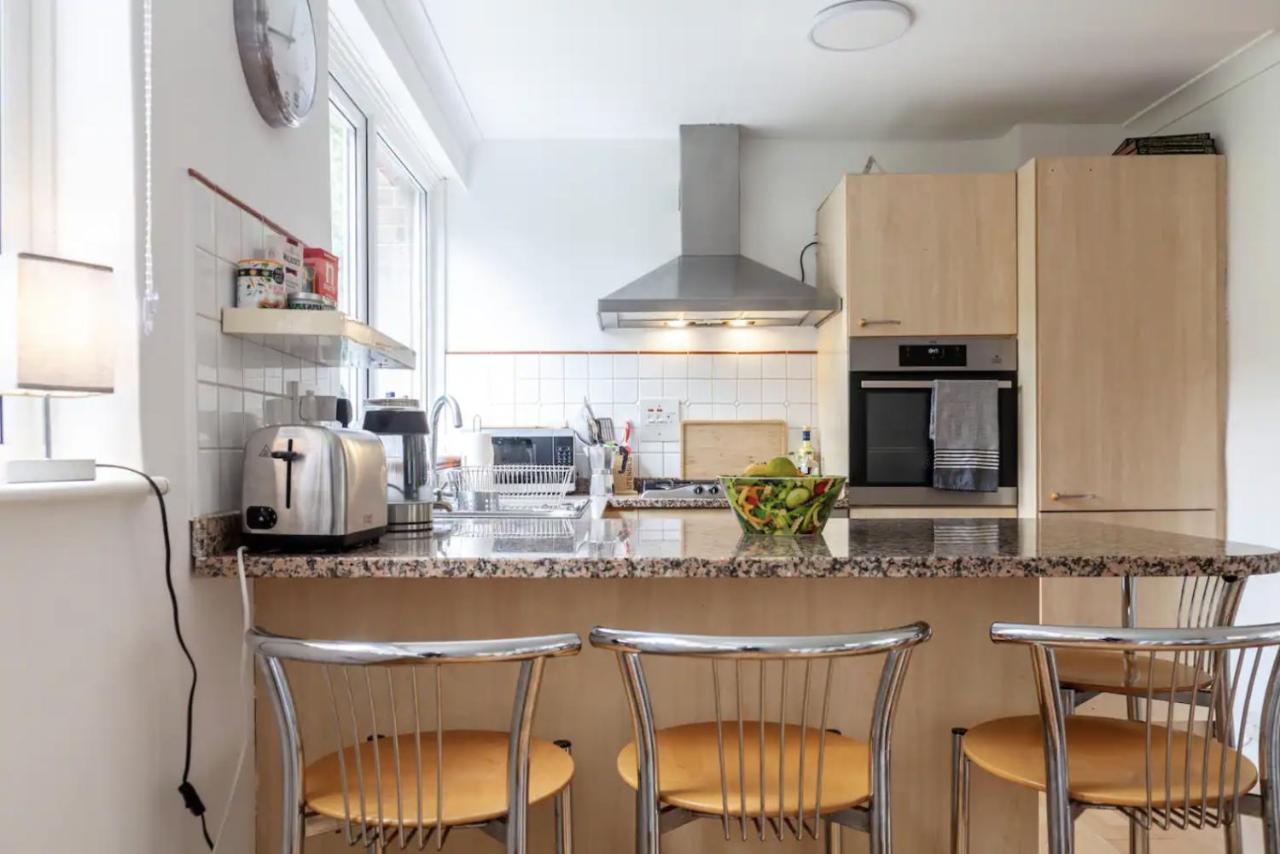 Апартаменты Peaceful Renovated 5bdr House Wgarden Лондон